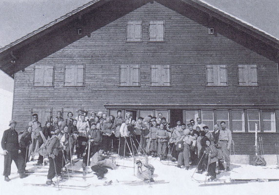 Schülerlager 1951: Gruppe mit Ski vor dem Haus