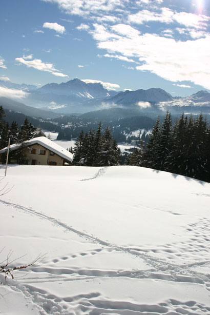 Verschneite Terrasse über dem Nebel